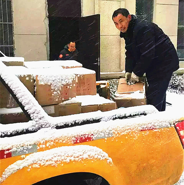 风雪中，他们在搬运水表.jpg