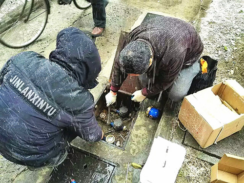 即使下雪，他们依旧坚持工作_副本.jpg