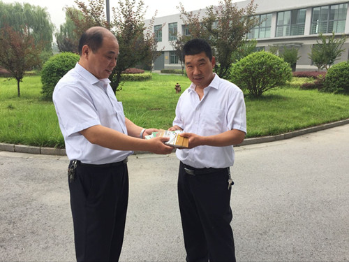 向三江营原水厂赠送安全书籍_副本.jpg