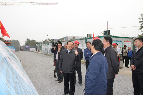 1016谢正义视察廖家沟 022_副本.jpg