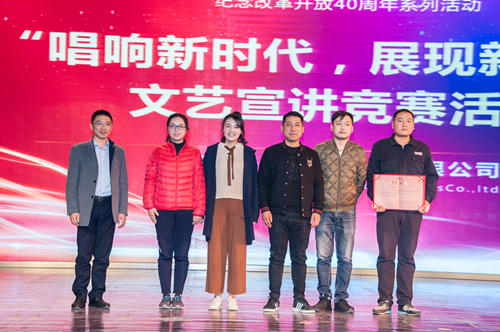 3-8市城控集团党委副书记、纪委书记徐飞为获奖选手颁奖_副本.jpg
