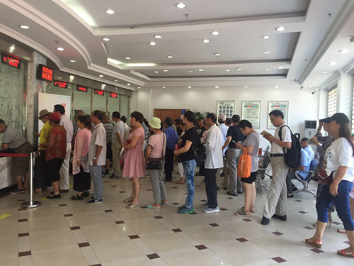 昔日窗口用户在排长队_副本.jpg