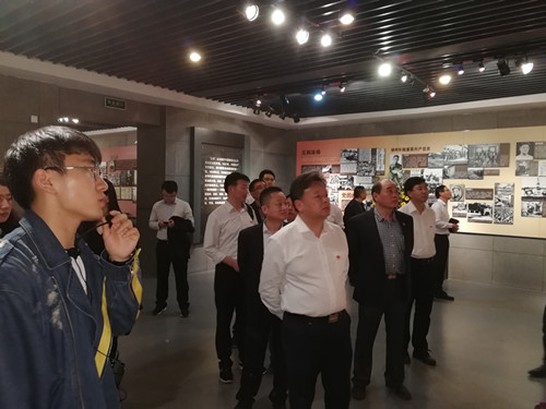 祭扫烈士陵园图片_副本.jpg
