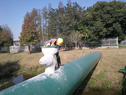 正在为供水管道的排气阀穿上“保温外衣”2_副本.jpg