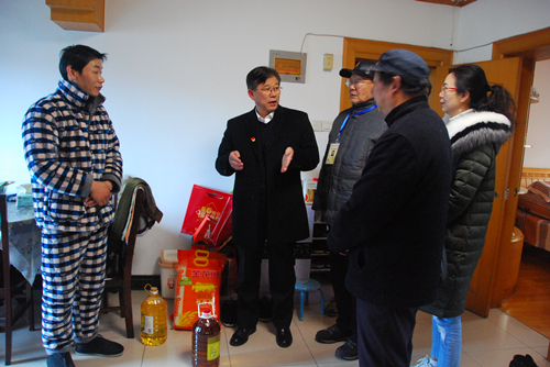 严董事长在石桥社区慰问困难用户_副本.jpg