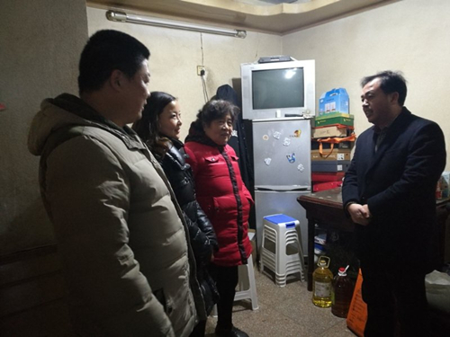 张总在凤凰桥社区慰问困难用户_副本.jpg