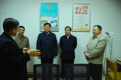 王庆山主任在服务大厅安康驿站_副本.jpg