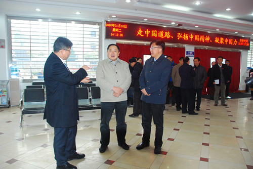 王庆山主任在城建公用企业服务大厅_副本.jpg